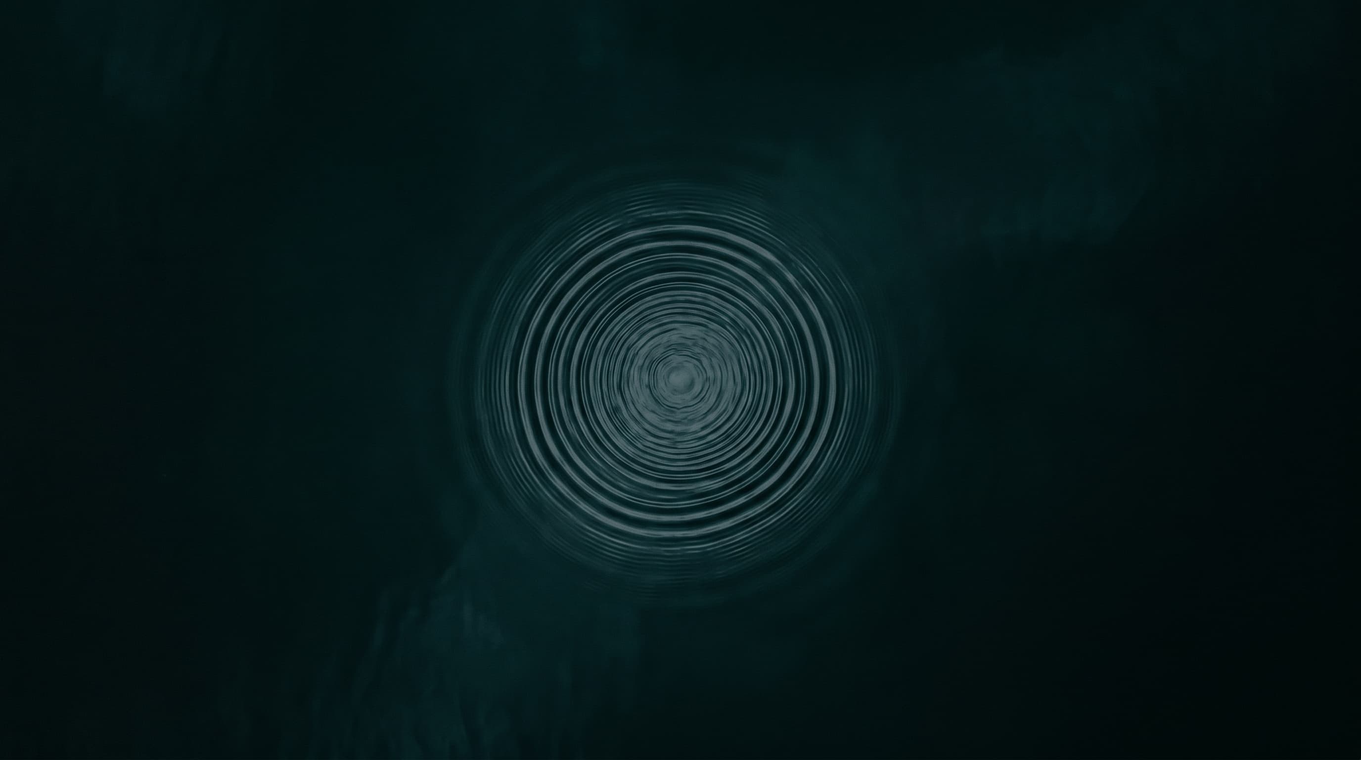 Surface d'eau sombre avec ondes concentriques